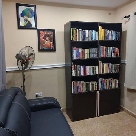 The Edgewood Manor, Entire Service Apartment With 24 Hours Power 아쿠레 외부 사진