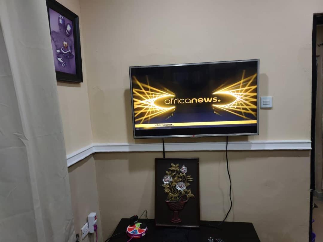 The Edgewood Manor, Entire Service Apartment With 24 Hours Power 아쿠레 외부 사진