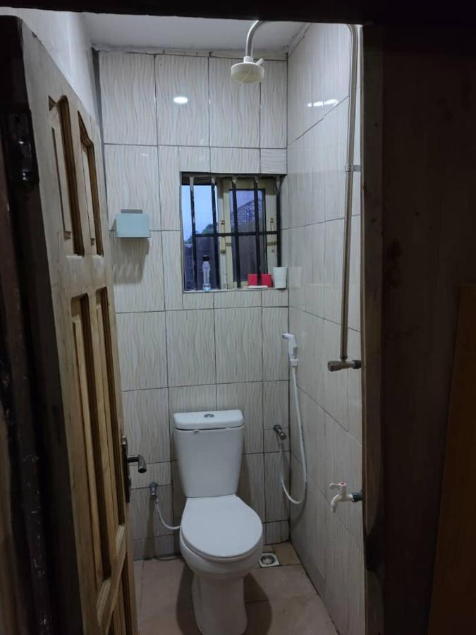 The Edgewood Manor, Entire Service Apartment With 24 Hours Power 아쿠레 외부 사진