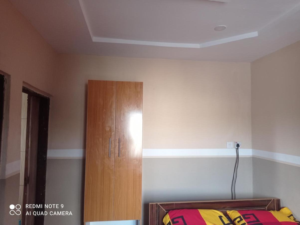 The Edgewood Manor, Entire Service Apartment With 24 Hours Power 아쿠레 외부 사진