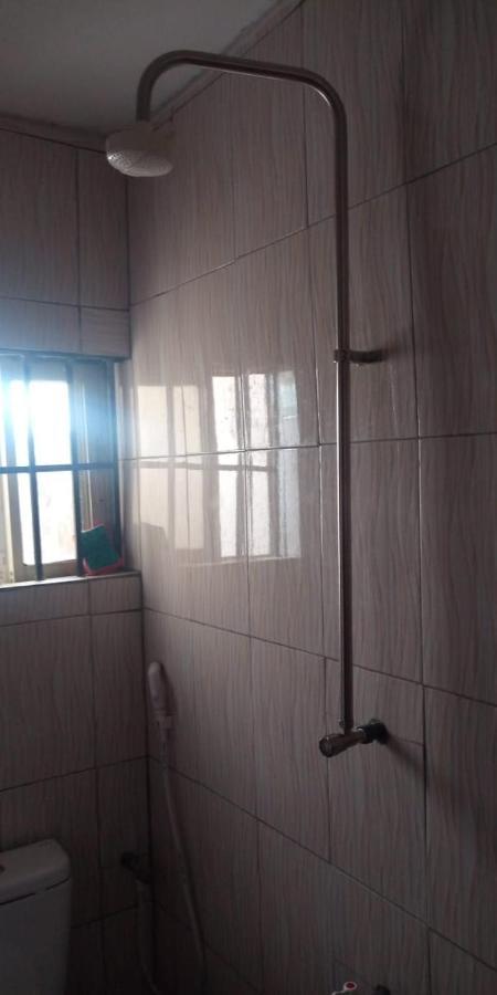 The Edgewood Manor, Entire Service Apartment With 24 Hours Power 아쿠레 외부 사진