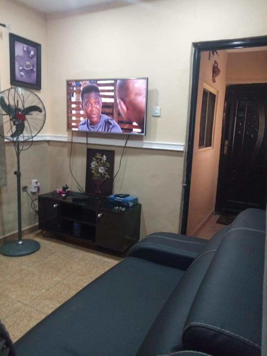 The Edgewood Manor, Entire Service Apartment With 24 Hours Power 아쿠레 외부 사진