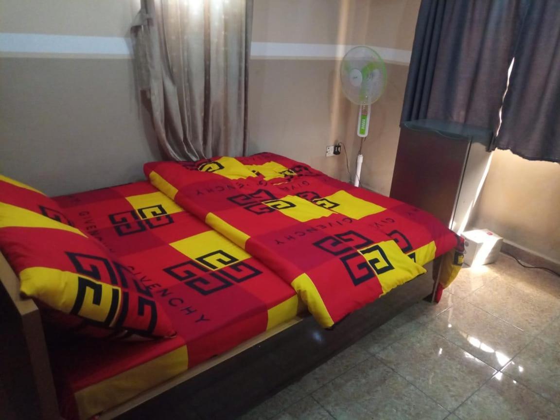 The Edgewood Manor, Entire Service Apartment With 24 Hours Power 아쿠레 외부 사진